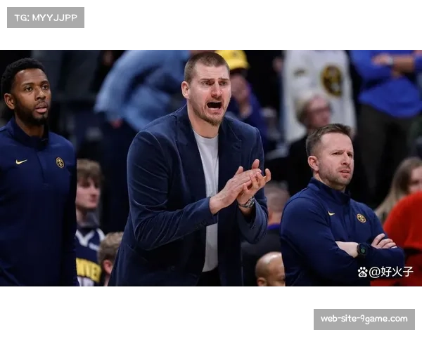 尼古拉·约基奇作为中锋却主导组织，助攻领跑展现全能价值